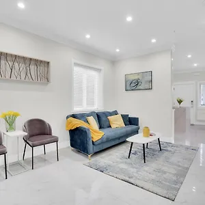  Holiday home Family-friendly, 3 Bed House - Private Backyard-central Location Canada